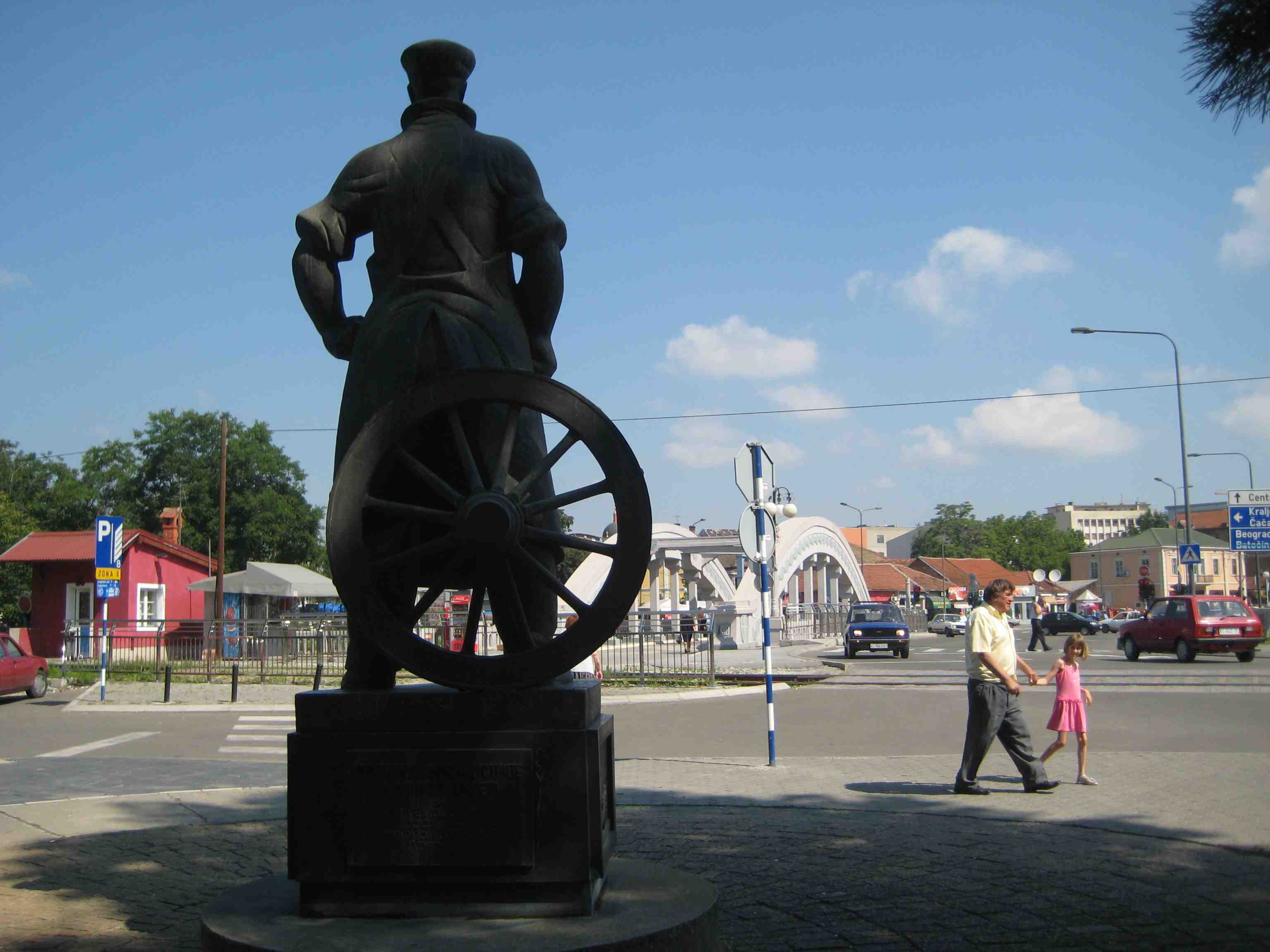 Kragujevac -
                    monumento al metalmeccanico