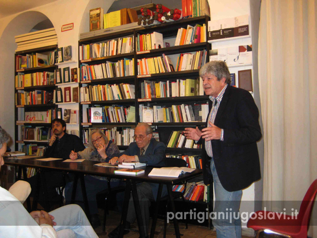 da sinistra: A. Martocchia (autore), B. Bracci Torsi (ANPI Roma), Giacomo Scotti (autore), Claudio Del Bello (editore). Roma, libreria Odradek, 18 maggio 2011