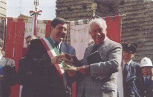 G. Maras riceve
                  una onoreficenza (Macerata 2001)