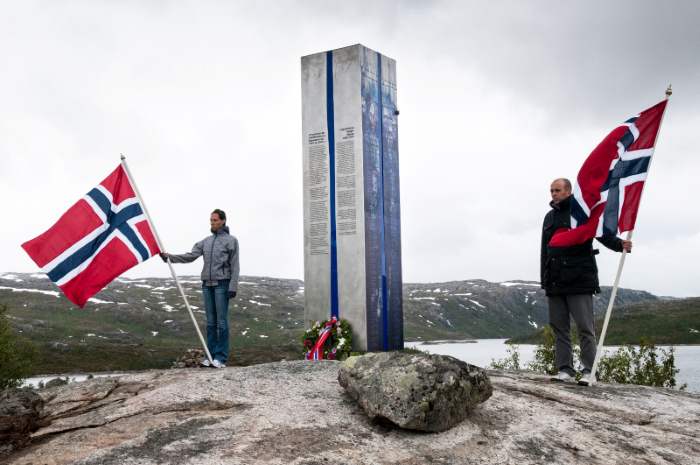 22. Juna, 2011: Memorijalna statua
                                jugoslovenskim ratnim zatvorenicima koji
                                su umrli u nemačkom zatočeništvu u mestu
                                Øvre Jernvann u opština Narvik,
                                Nordland