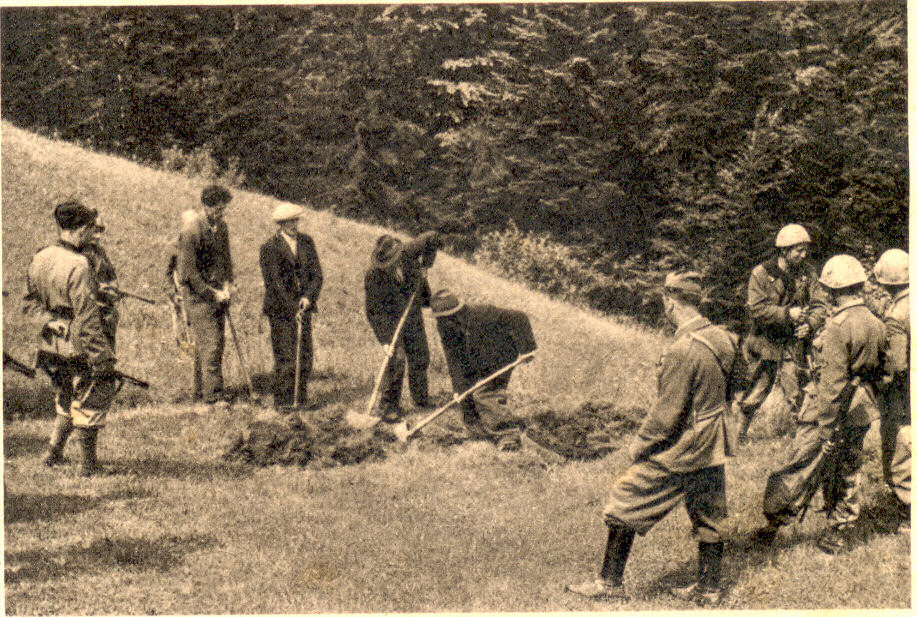Crimini commessi
                                        dall'esercito di occupazione
                                        italiano: partigiani jugoslavi
                                        costretti a scavarsi la fossa
                                        prima di essere uccisi