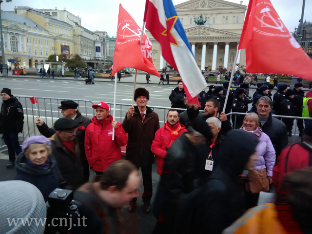 Comunisti jugoslavi di tutte le Repubbliche si sono ritrovati in piazza insieme... Qui fotografati di fronte al teatro Bolshoj
