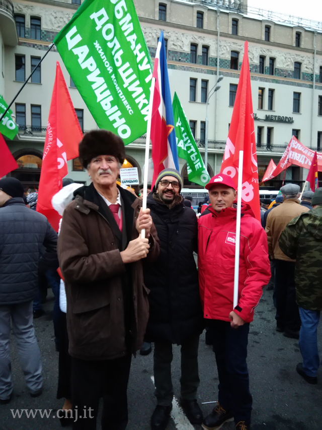 Reppresentanti del SRP (Croazia), Jugocoord (Italia) e KS (Serbia) in piazza alla fine della manifestazione
