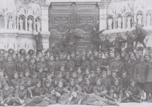 L'Aquila: foto di gruppo dinanzi a Collemaggio (fonte: Drago Slavec, Memorie di una vita)