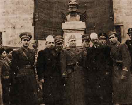 Kosovar Albanian political
                    leaders with German and Italian occupation
                    officials
