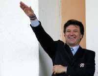 Il
                              vicepresidente esecutivo della squadra di
                              calcio "Dinamo" di Zagabria,
                              Zdravko Mamic, risponde con il saluto
                              fascista, in Lituania, all’inizio della
                              partita di calcio