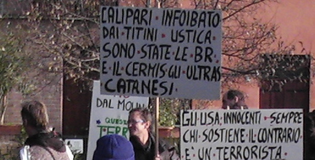 Cartelli alla manifestazione contro la
                            nuova base militare, Vicenza 17/02/2007