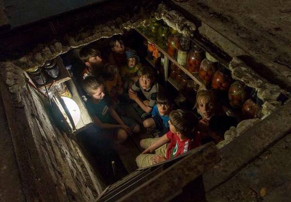 Una delle celebri foto di Andrea Rocchelli: bambini di Slavijansk trovano riparo dai bombardamenti ucraini